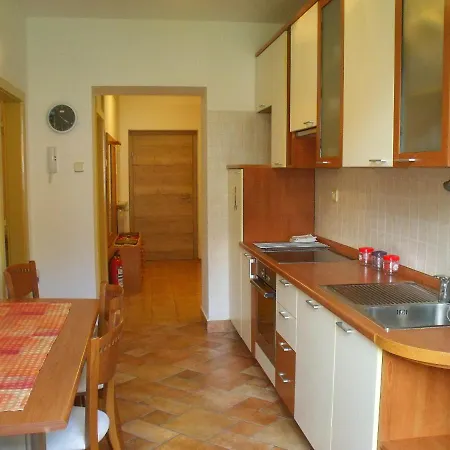 Apartma 2000 דירה *